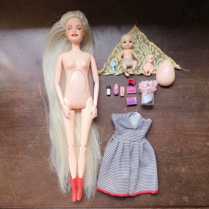 E a boneca grávida, quem lembra?  Pregnant barbie, Barbie, Creepy toys