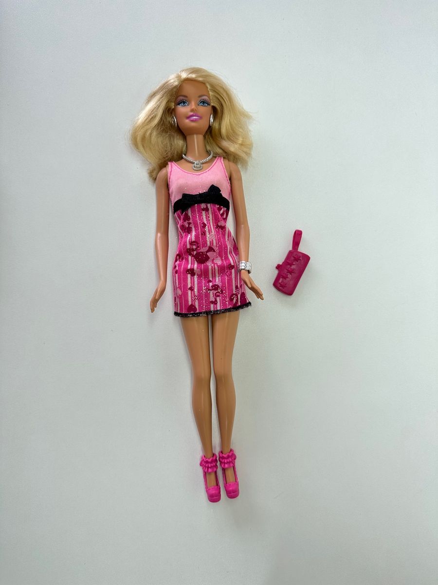 Barbie Roupas e Acessórios Vestido Rosa Babados Colar Sapatos HJT20 Mattel