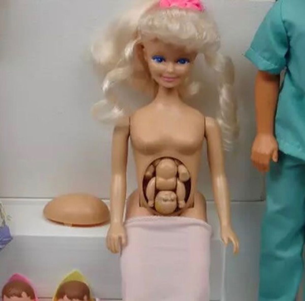 boneca grávida com bebê na barriga estilo barbie