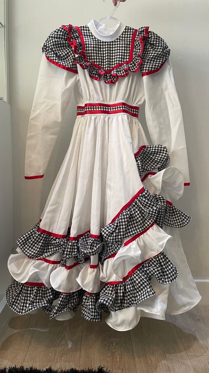 Belo Vestido de Prenda Infantil com Saia de Armação Roupa