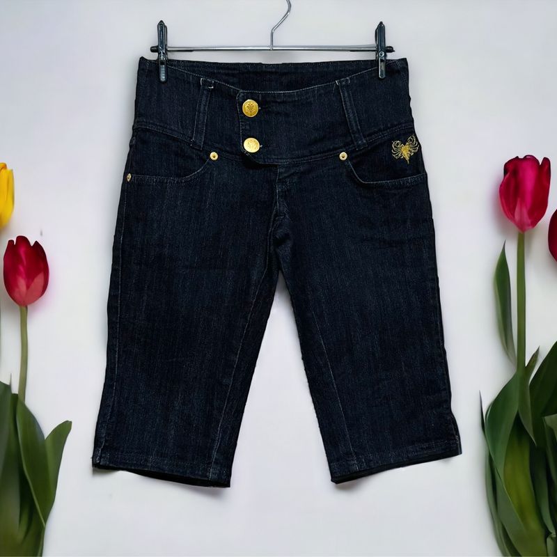 Bermuda Cavalera Jeans com Bolsos Bordados Logo Dourado Preta Lisa