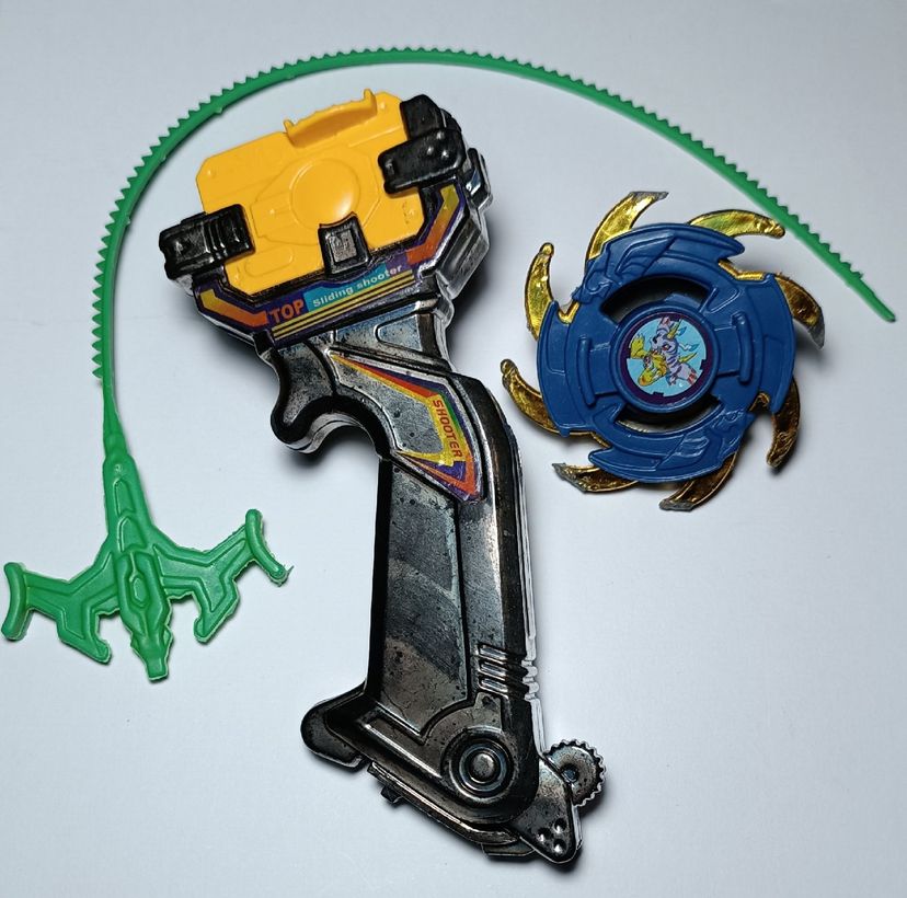 Beyblade Antiga com Lançador | Brinquedo Beyblade Usado 87235745 | enjoei