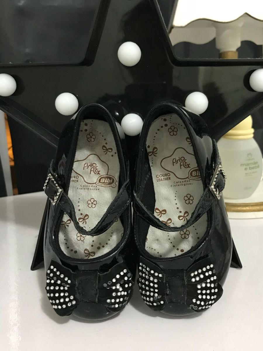 sapato preto de menina