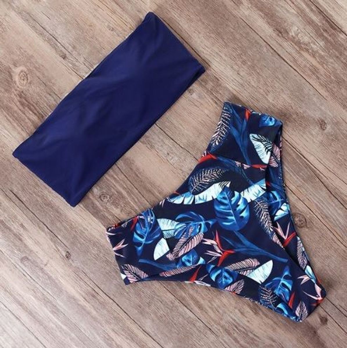 biquini azul com estampa - praia sem marca