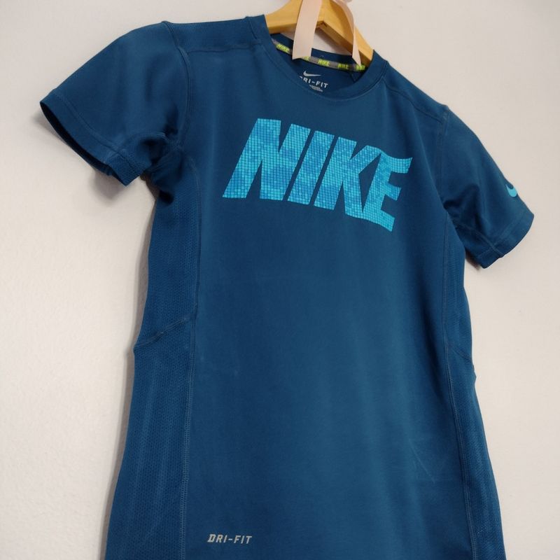 Blusa Camiseta Esportiva Fitness Academia Feminina Nike Tamanho P Azul com  Logomarca Azul Semi-Nova, Camiseta Feminina Nike Usado 91428171