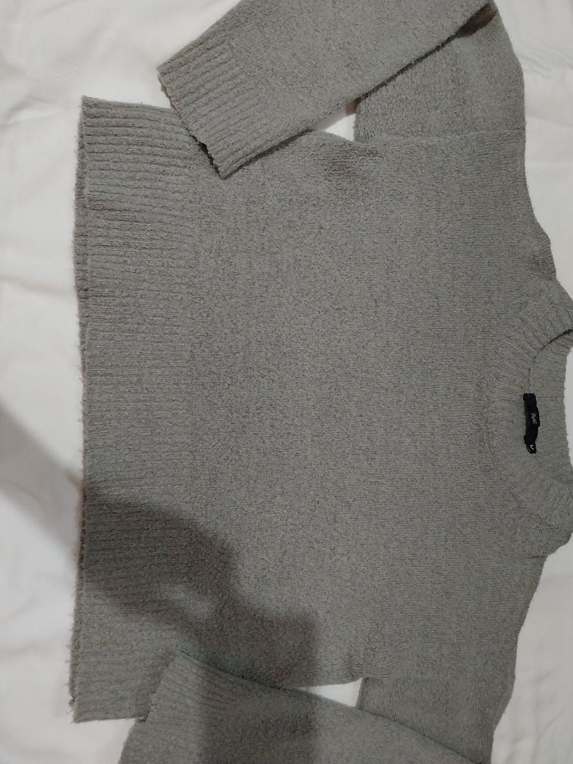 blusa cinza de manga longa e gola média - básicas e t-shirts 