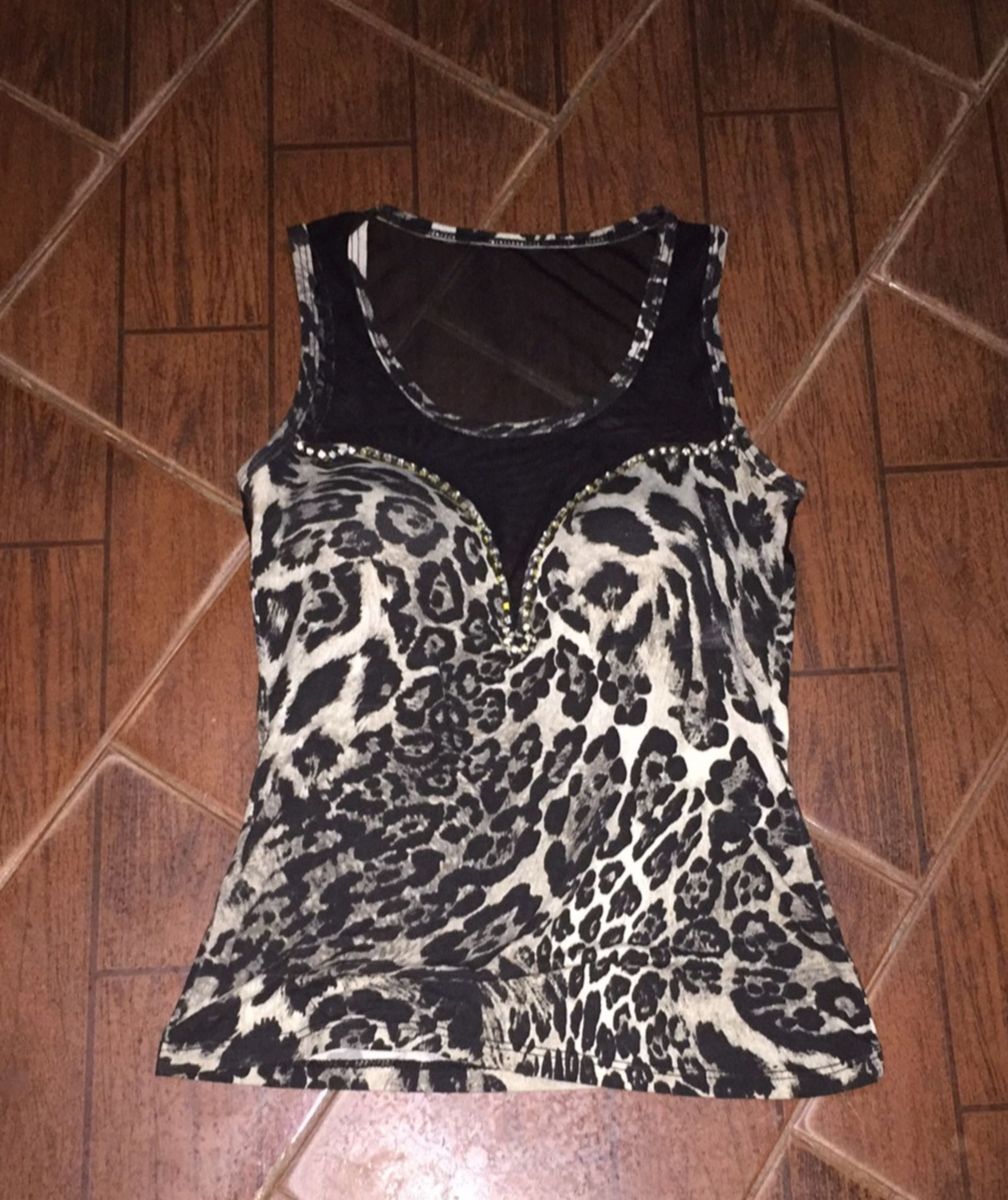 roupas femininas saia e blusa