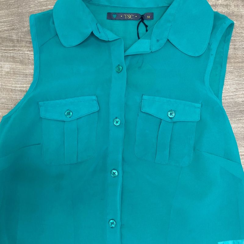 Blusas femininas 2021: modelo vestindo uma blusa de crepe verde.