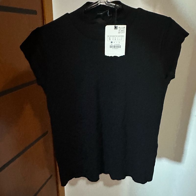 Blusa Preta Gola Média Casual Básica Manga Curta Importada Tamanho