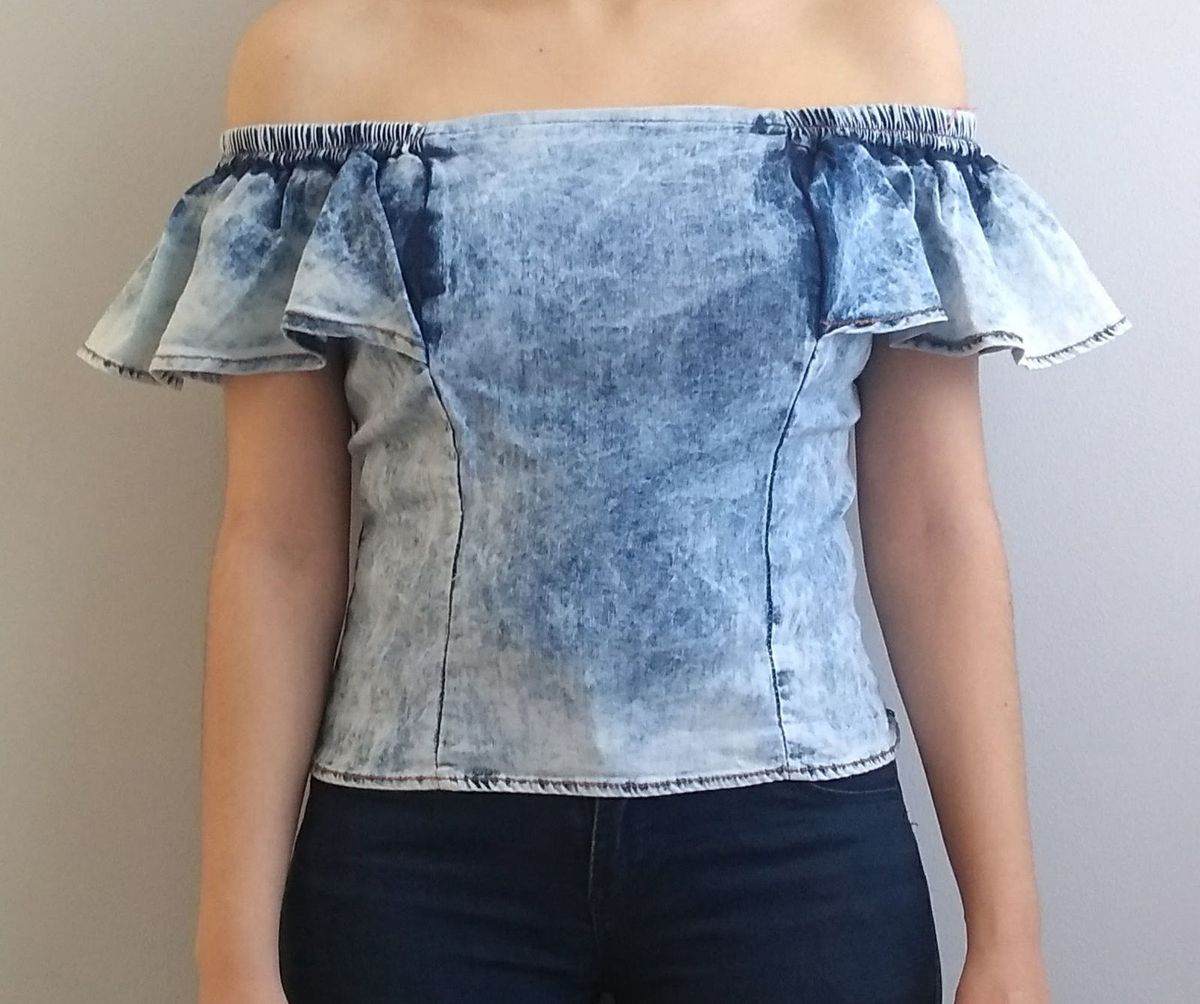 blusa tomara que caia jeans