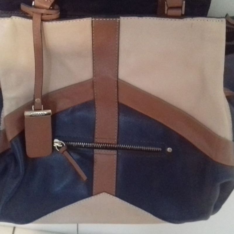 Bolsa Arezzo Azul Marinho com Detalhe em Bege marron Nunca Usada Linda Bolsa Masculina Arezzo Nunca Usado 26156284 enjoei