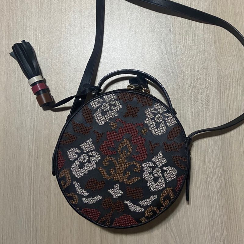 Bolsa Arezzo Couro Tiracolo Redonda e Detalhe em Bordado Exclusivo Bolsa de m o Feminina Arezzo Usado 88680427 enjoei