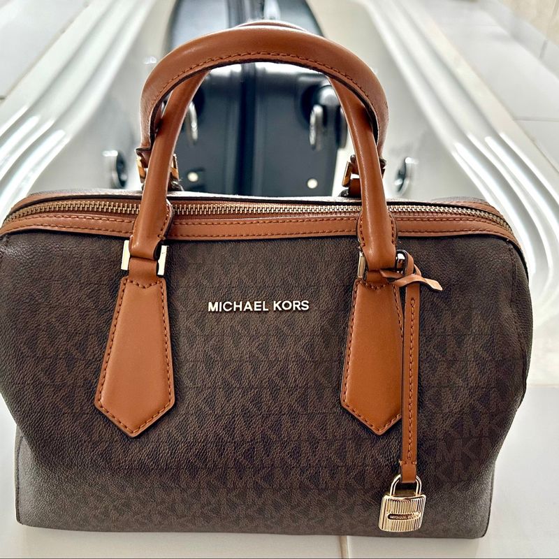 Bolsa baú hot sale michael kors