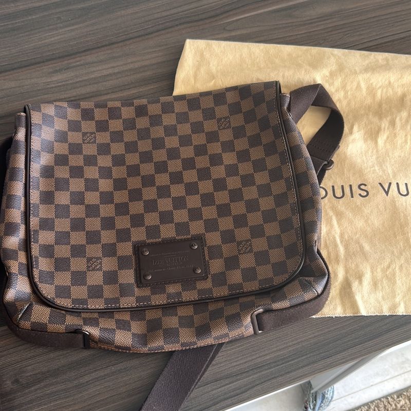 Preços baixos em Bolsas de ombro carteiro/Louis Vuitton para