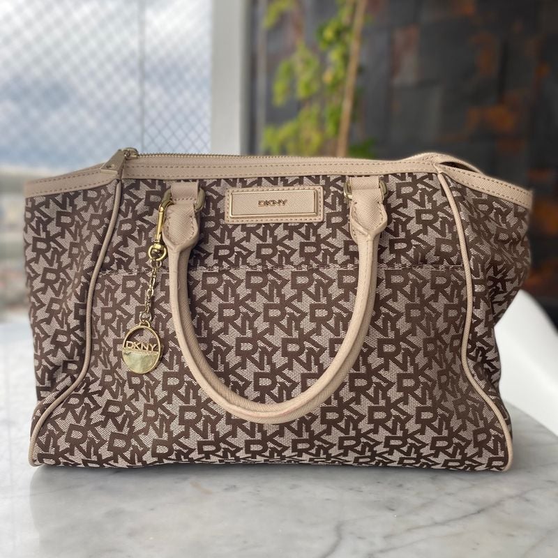 https://photos.enjoei.com.br/bolsa-dkny-original-84807434/800x800/czM6Ly9waG90b3MuZW5qb2VpLmNvbS5ici9wcm9kdWN0cy8xMDAzNzA4OS80YzkwMTYwN2M1OGM1NmRkMzE3NWU4ODcyNGMxMWRhOC5qcGc