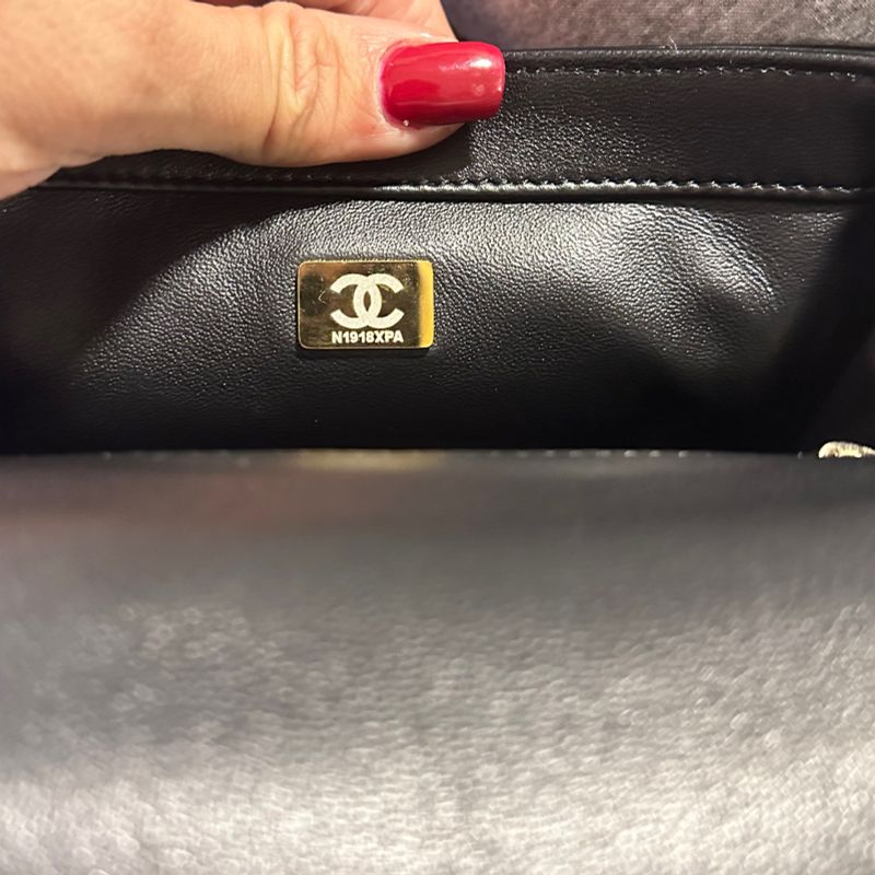 Bolsa em Couro Metalassê, Alça em Corrente com Berloques, Bolsa de mão  Feminina Chanel Usado 86225489