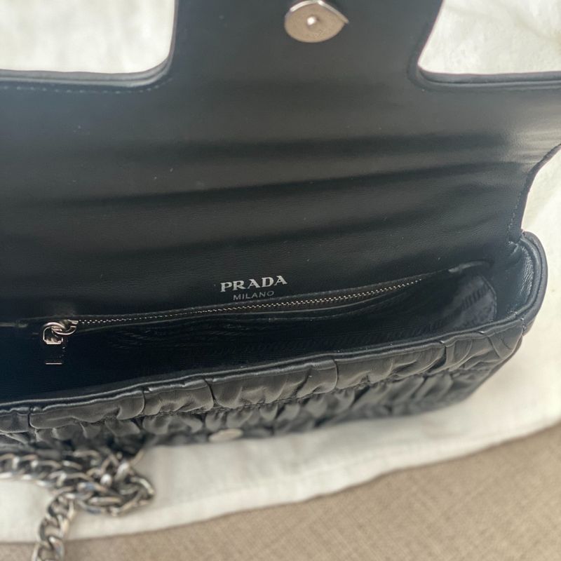 Bolsa Prada em Couro Saffiano Plissado