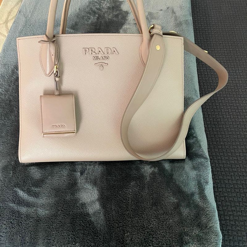 https://photos.enjoei.com.br/bolsa-prada-milano-tote-original-84839304/800x800/czM6Ly9waG90b3MuZW5qb2VpLmNvbS5ici9wcm9kdWN0cy8xMjg3MjI5MS9iOTc5MzkxZjNlNDIyOGEyY2U4YjMxNzk3YTQzNjQ1Ny5qcGc