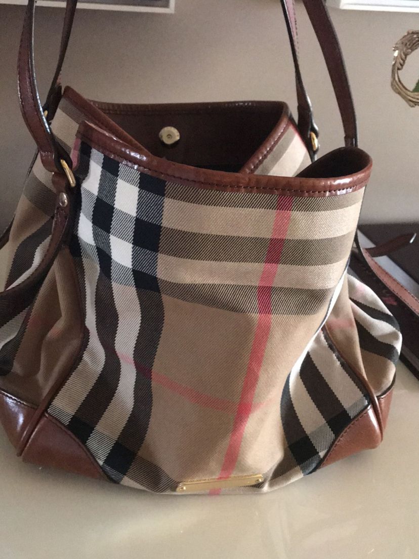 Bolsa Saco Burberry Estampa Tradicional | Bolsa de Ombro Feminina Burberry  Usado 27556885 | enjoei