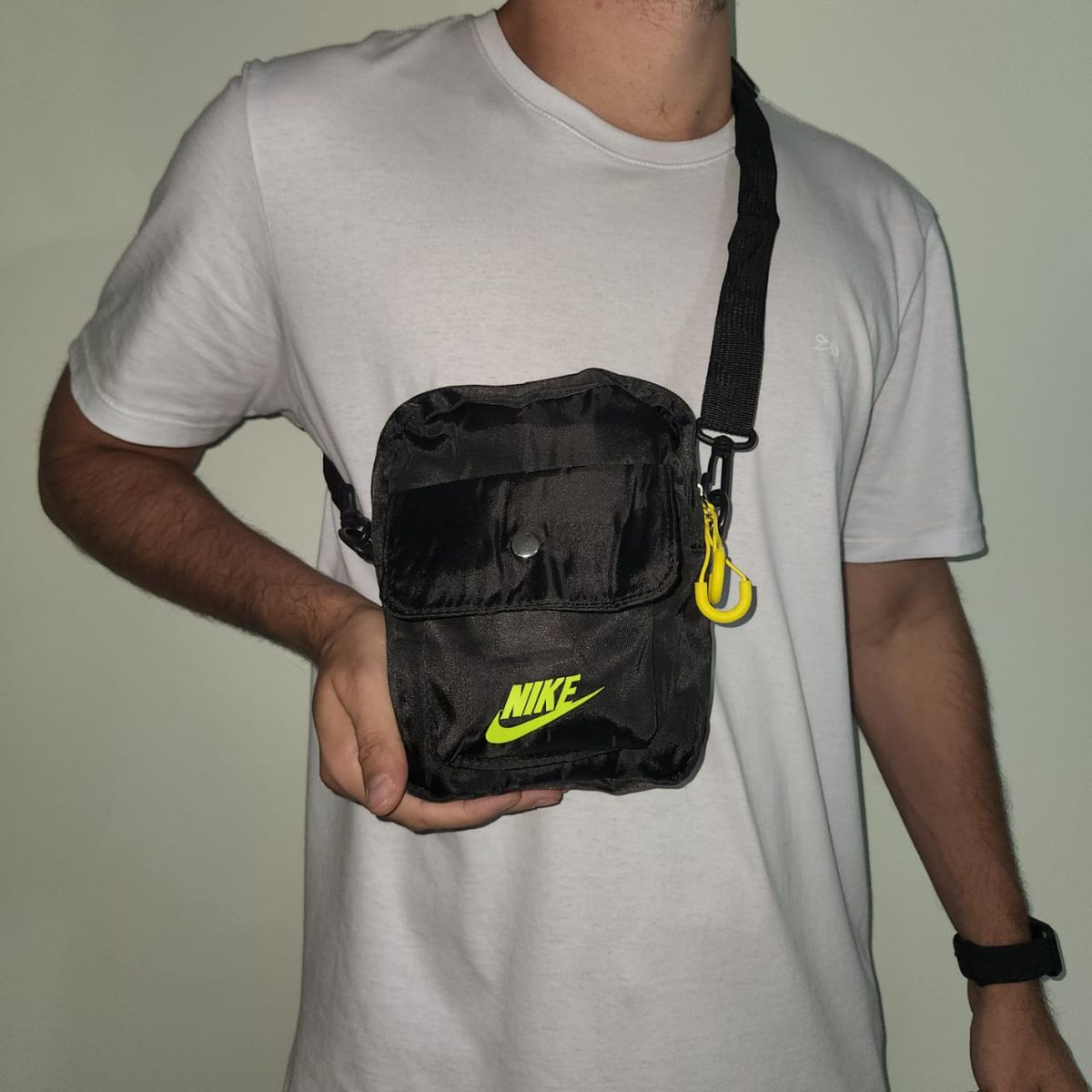 Bolsa Shoulder Bag Pochete Transversal Preta Impermeável com Espuma