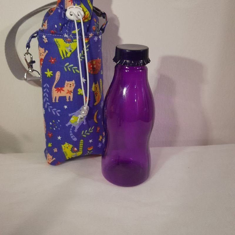 https://photos.enjoei.com.br/bolsa-termica-porta-garrafa-de-agua-500ml-86168401/800x800/czM6Ly9waG90b3MuZW5qb2VpLmNvbS5ici9wcm9kdWN0cy8xODEzOTgwNC9hMzBhNzAwYjFmYzJmMTJjMTgwZjk5YzVhYjZkZWQxYy5qcGc