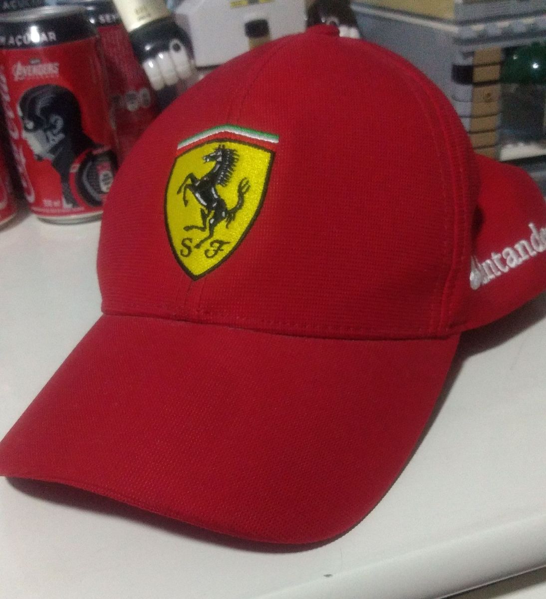 bone ferrari vermelho