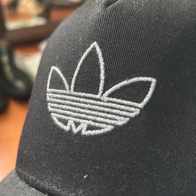 Boné adidas originals 2024 strapback trefoil preto