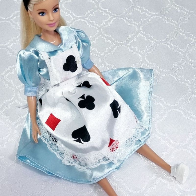 Roupa alice no país das maravilhas p/ barbie em Promoção na Americanas