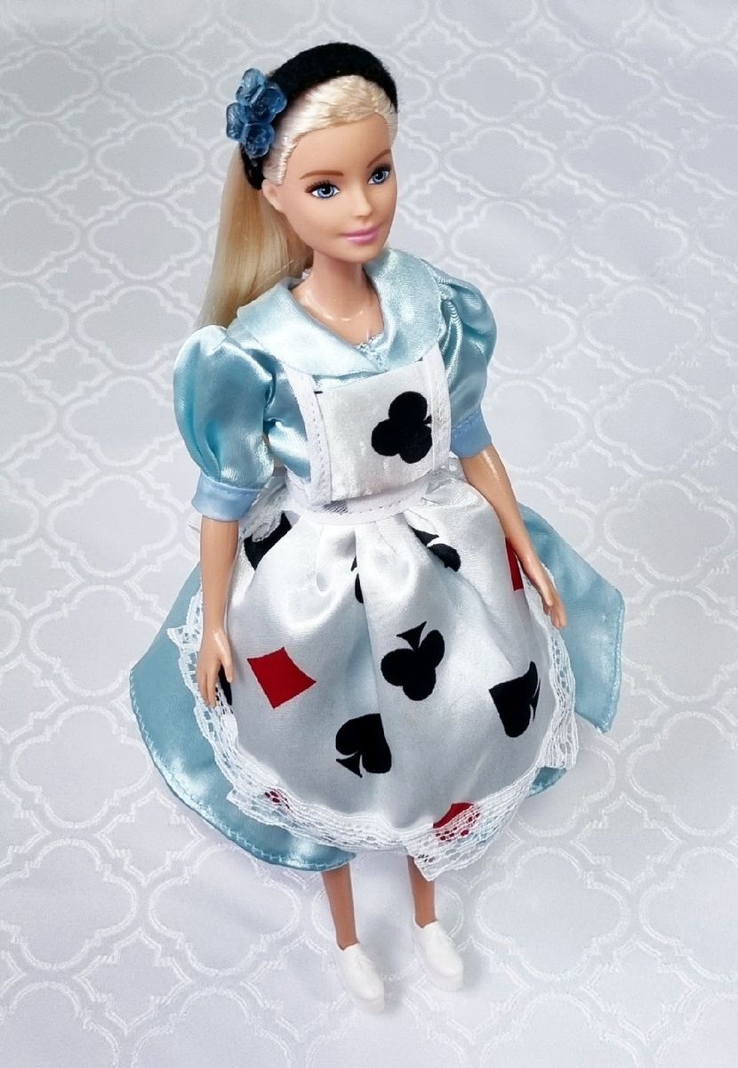 Roupa alice no país das maravilhas p/ barbie em Promoção na Americanas