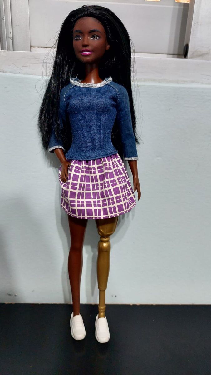 Boneca Barbie Fashionistas Morena Negra Com Prótese Na Perna