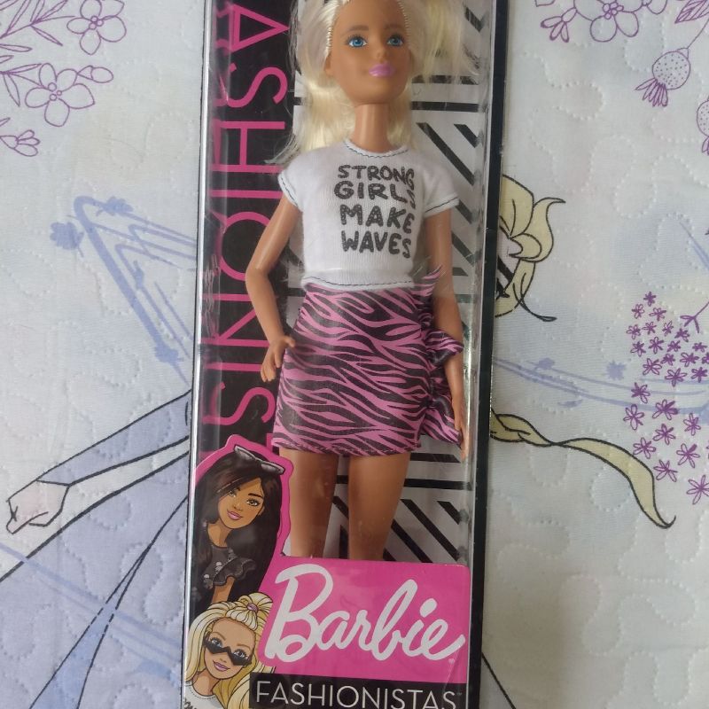 Boneca Barbie Fashionistas 148 Bronzeada Brinquedo Barbie Nunca