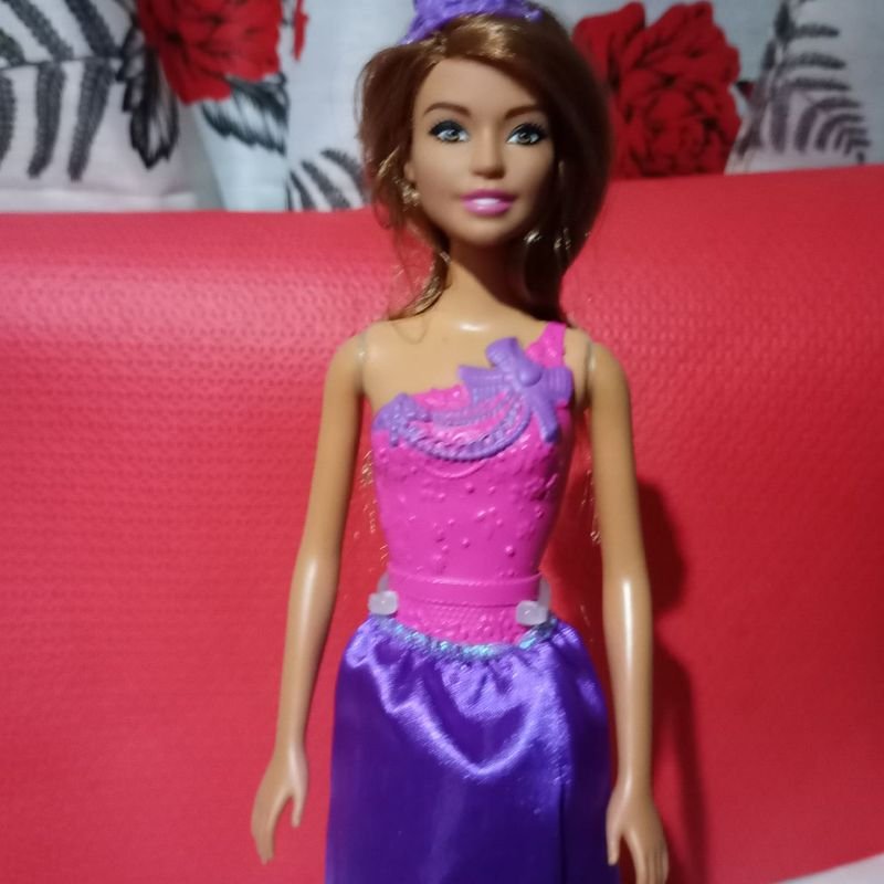 Barbie Signature Looks Cabelo Loiro e Vestido Branco - Mattel