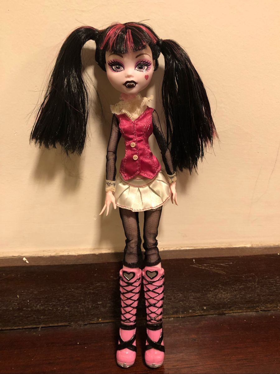 Boneca Monster High Draculaura Clássica Original Mattell - Desapegos de  Roupas quase novas ou nunca usadas para bebês, crianças e mamães. 212963