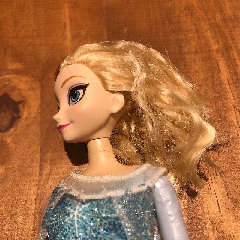 Boneca Frozen Elsa Patinação No Gelo Sunny Ice Skating Elsa