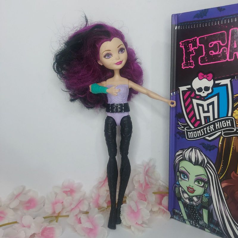 Boneca antiga pós monster high ever after high raven queen - Desapegos de  Roupas quase novas ou nunca usadas para bebês, crianças e mamães. 1151440