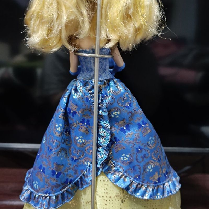 Ever After High Thronecoming Blondie Lockes Doll - Glittery Gown, Mask & Bear-Inspired Look