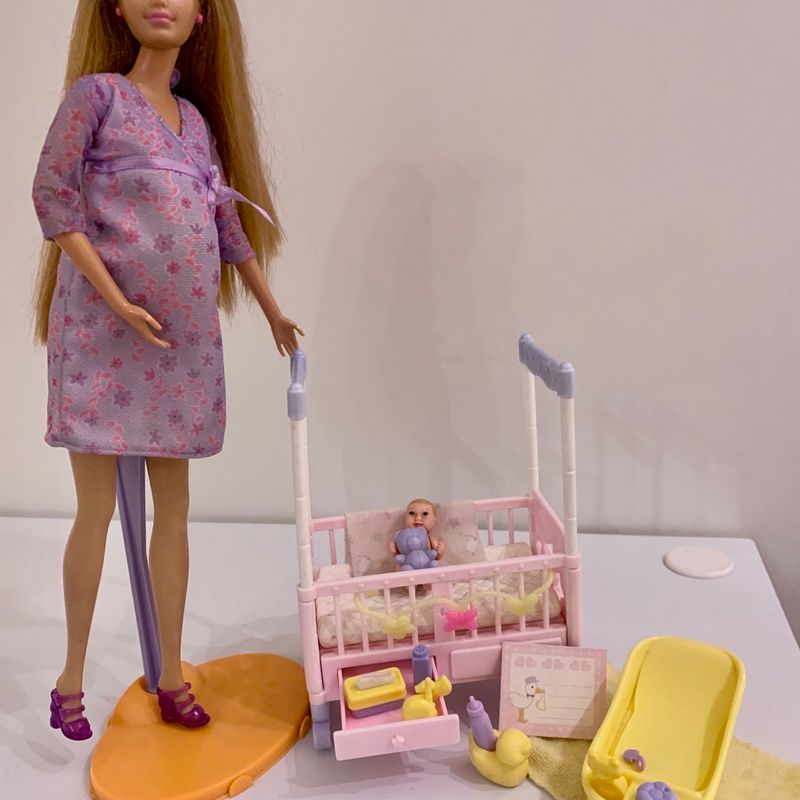 Boneca barbie gravida com o bebe