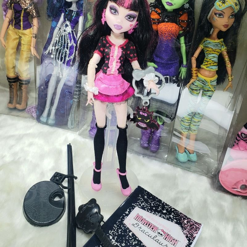 Boneca Monster High Draculaura Clássica Original Mattell - Desapegos de  Roupas quase novas ou nunca usadas para bebês, crianças e mamães. 212963