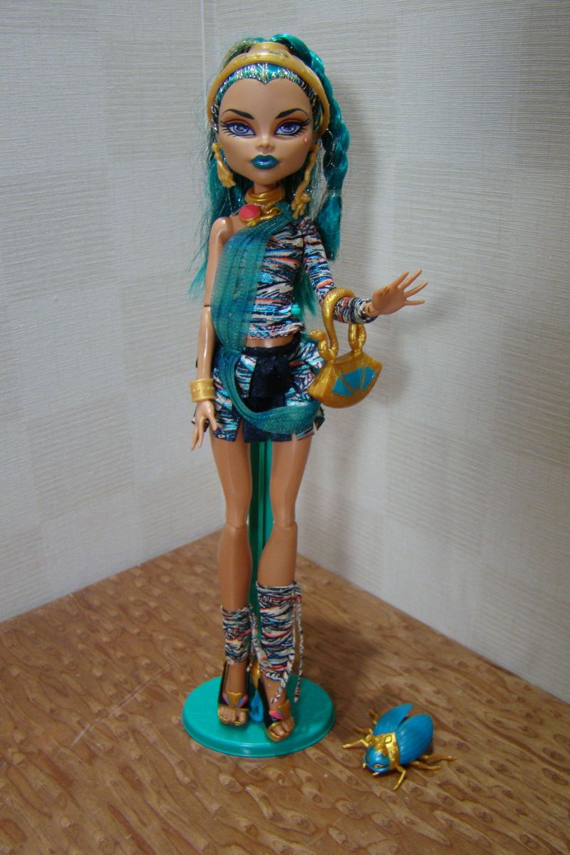 Boneca Monster High Nefera de Nile com Anél Raríssimo - O Espaço Virtual do  Colecionador