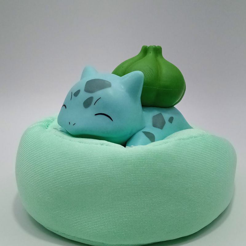 Boneco Komala Pokémon Dormindo Com Almofada Puff Fofo - Hype Loja™