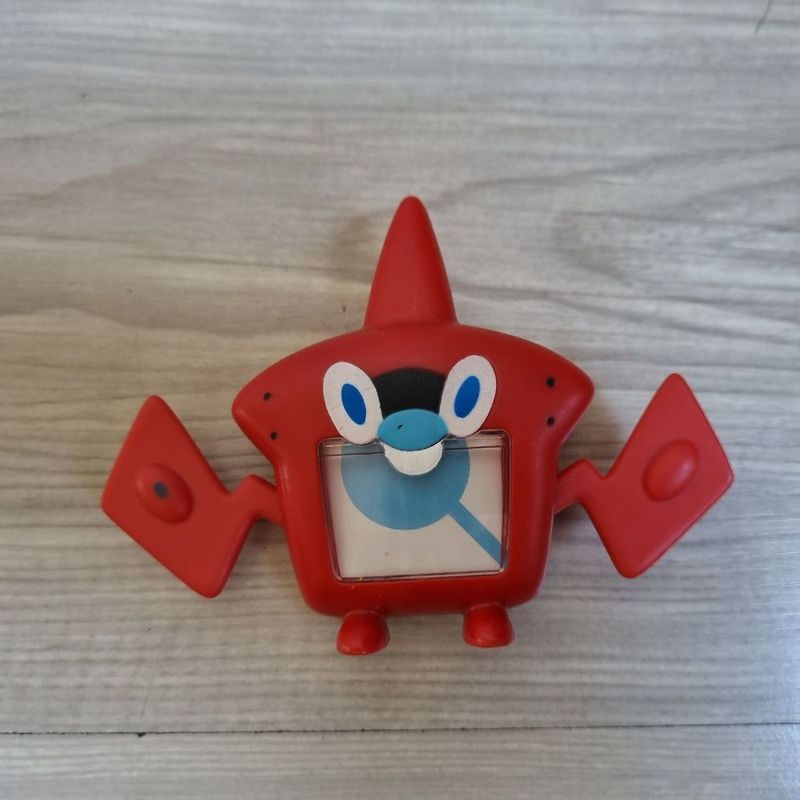 Brinquedo de plástico com base amarela, pokemon vermelho Pokedéx Rotom,  coleção McDonald's R$ 15,00 - Taffy Shop