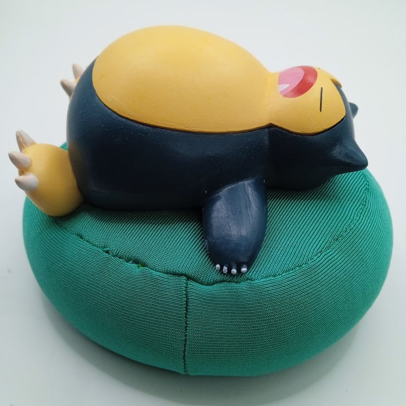 Boneco Komala Pokémon Dormindo Com Almofada Puff Fofo - Hype Loja™