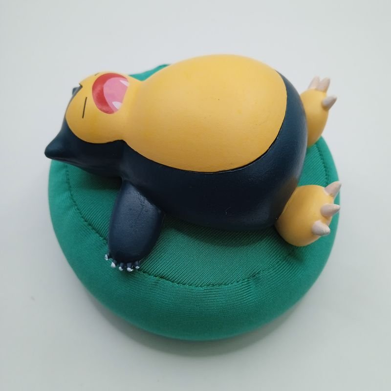 Boneco Komala Pokémon Dormindo Com Almofada Puff Fofo - Hype Loja™