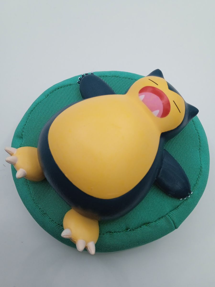 Boneco Komala Pokémon Dormindo Com Almofada Puff Fofo - Hype Loja™