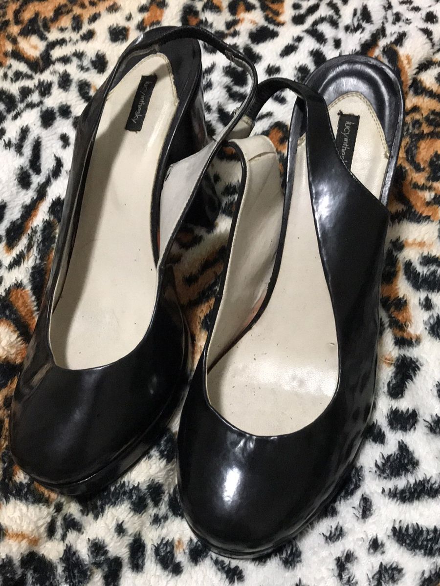 bonequinha de luxo sapatos