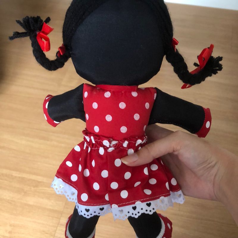 Boneca negra vestido vermelho com poá branco