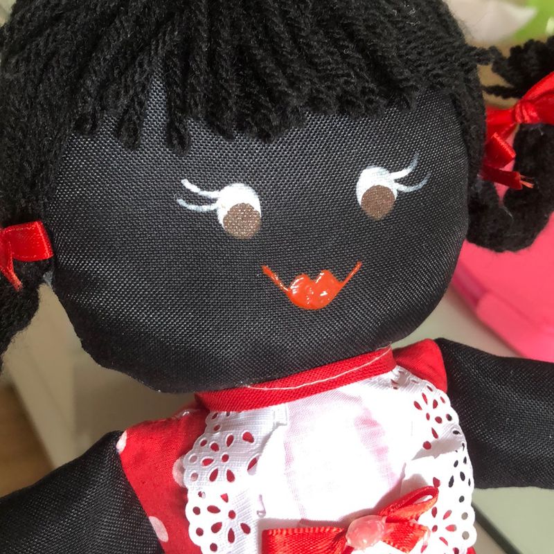 Boneca negra vestido vermelho com poá branco