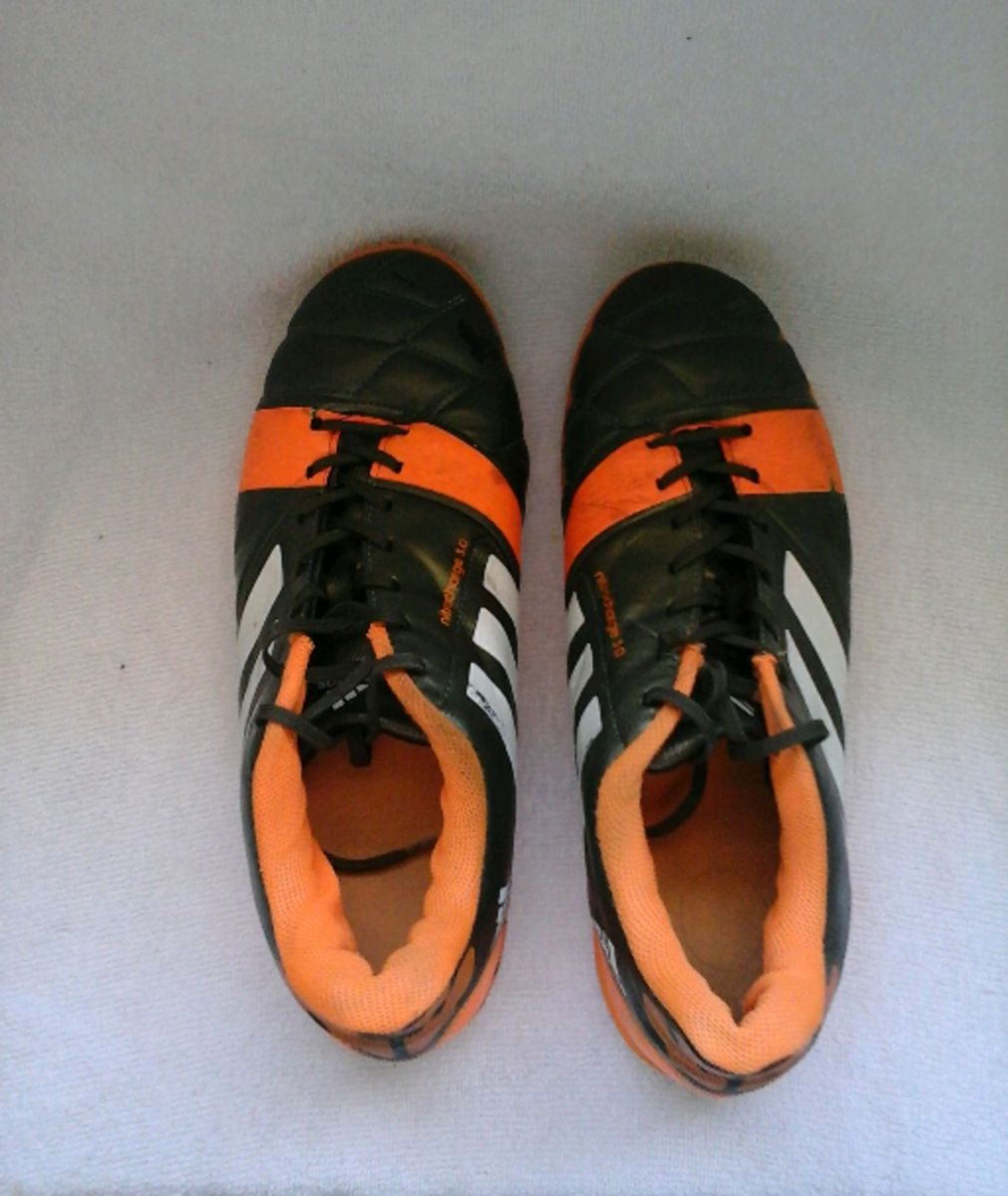 sapato de jogar bola da adidas