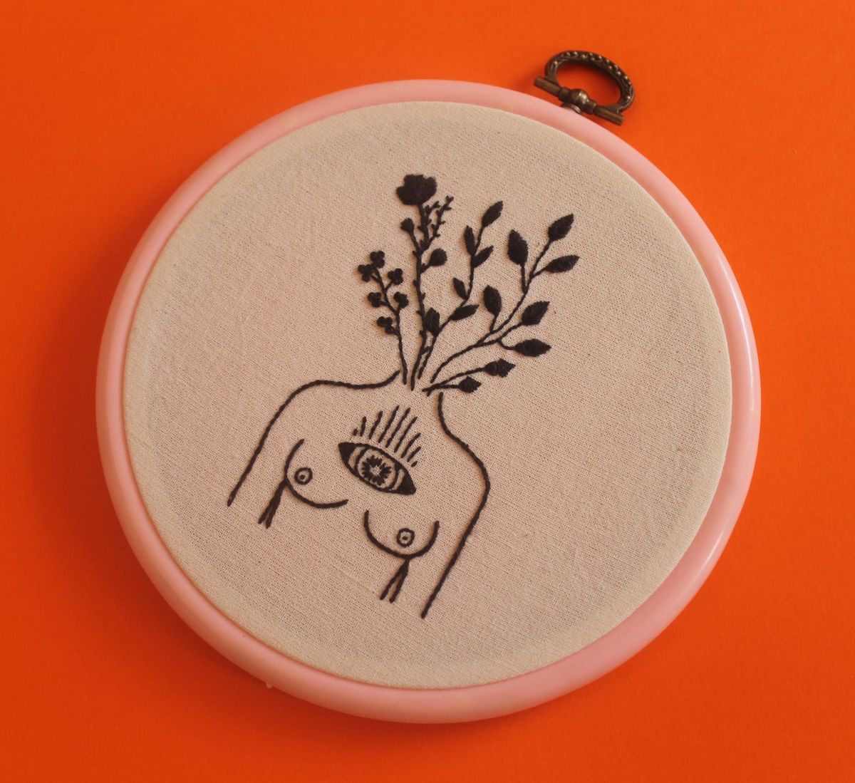 bordado em bastidor sagrado feminino - decoração beluga-atelie