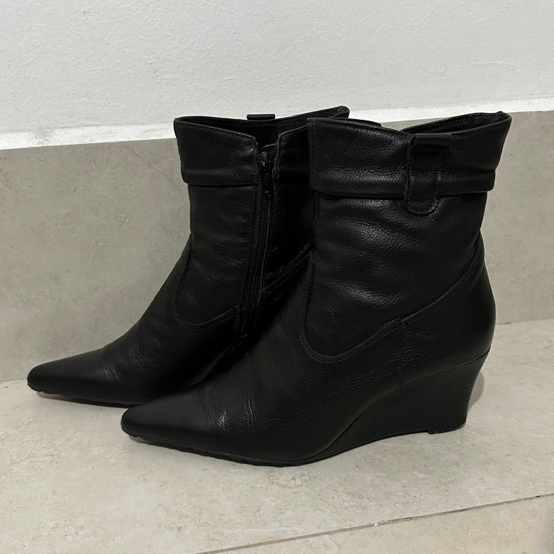 Bota anabela bico store fino